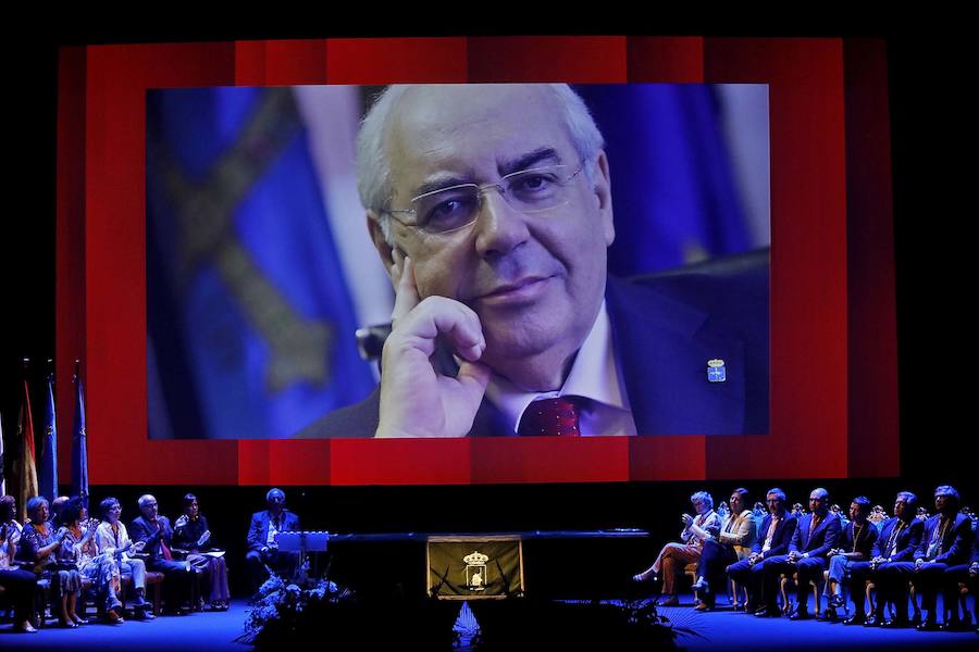 Las distinciones se entregron a Vicente Álvarez Areces, como hijo predilecto a título póstumo; al Hospital Universitario de Cabueñes, Medalla de Oro; a Tita Caravera, a Soledad Lafuente, a Sara Menéndez, a Luis Manuel Flórez y a Luis Miguel Piñera, Medallas de Plata