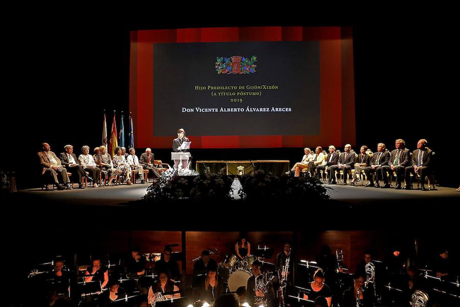 Las distinciones se entregron a Vicente Álvarez Areces, como hijo predilecto a título póstumo; al Hospital Universitario de Cabueñes, Medalla de Oro; a Tita Caravera, a Soledad Lafuente, a Sara Menéndez, a Luis Manuel Flórez y a Luis Miguel Piñera, Medallas de Plata