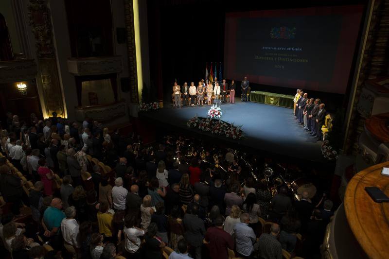 Los galardonados posan en el Teatro Jovellanos de Gijón. 