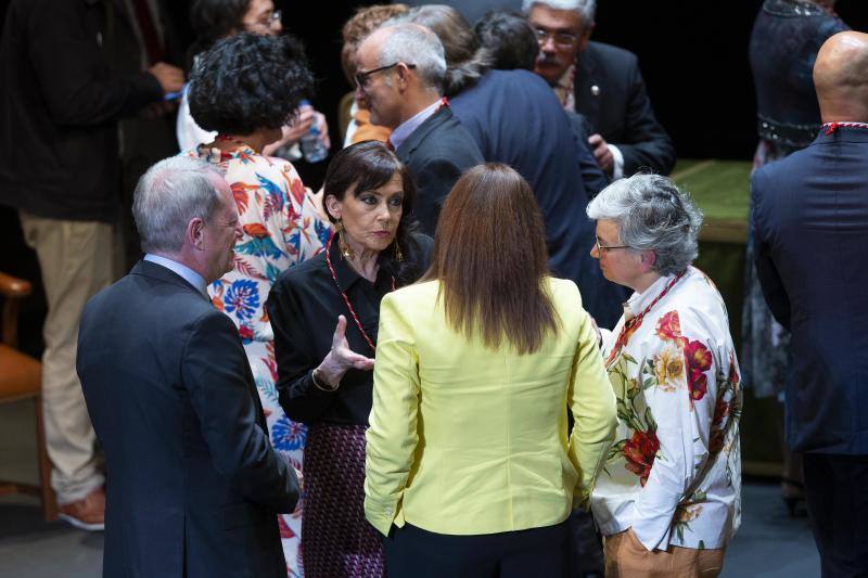Los galardonados posan en el Teatro Jovellanos de Gijón. 