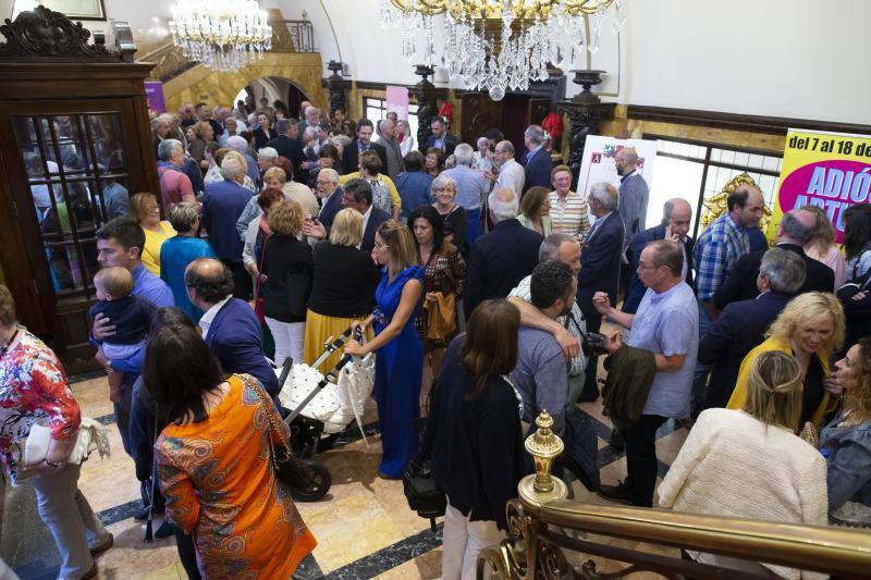 Los galardonados posan en el Teatro Jovellanos de Gijón. 