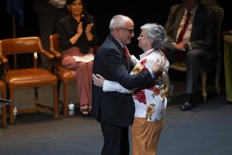 Los galardonados posan en el Teatro Jovellanos de Gijón. 