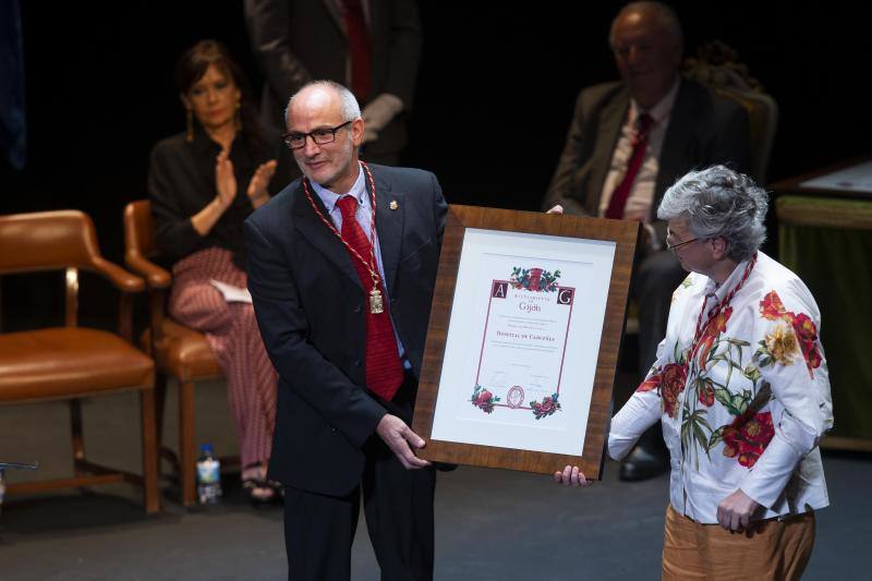 Los galardonados posan en el Teatro Jovellanos de Gijón. 