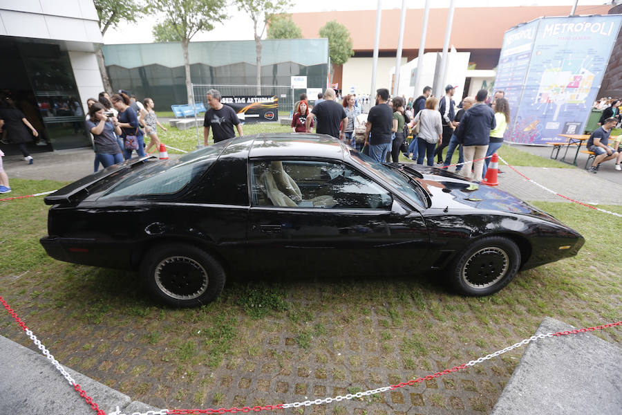 Coches de cine | Y de televisión. Por diferentes rincones de Metrópoli uno se puede encontrar con el Pontiac Firebird-Trans Am del 82 que era Kitt en ‘El coche fantástico’ y la furgoneta que condudía M. A. Barracus en ‘El equipo A’.