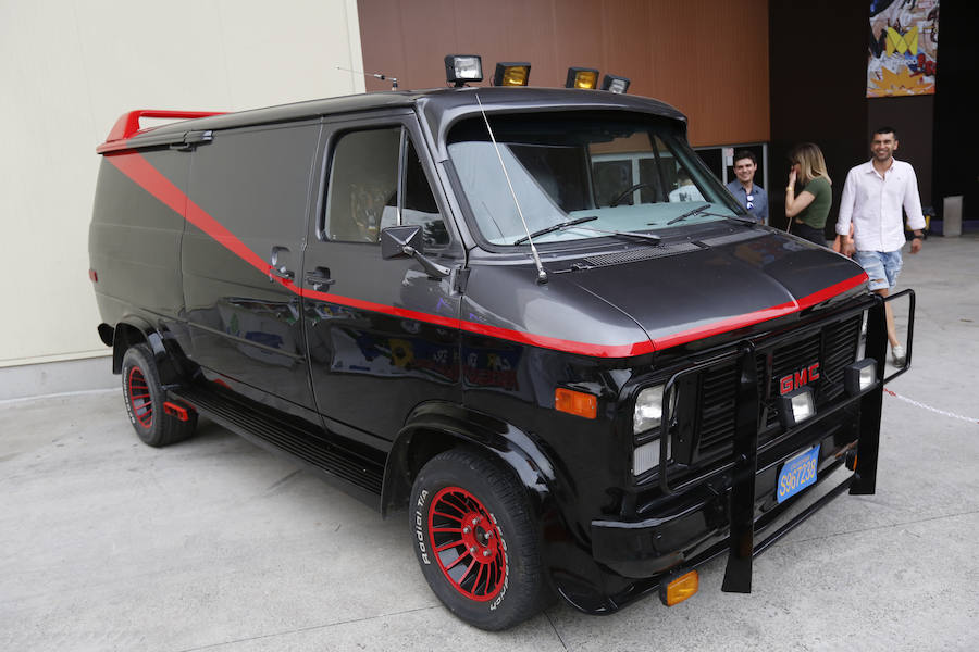 Coches de cine | Y de televisión. Por diferentes rincones de Metrópoli uno se puede encontrar con el Pontiac Firebird-Trans Am del 82 que era Kitt en ‘El coche fantástico’ y la furgoneta que condudía M. A. Barracus en ‘El equipo A’.