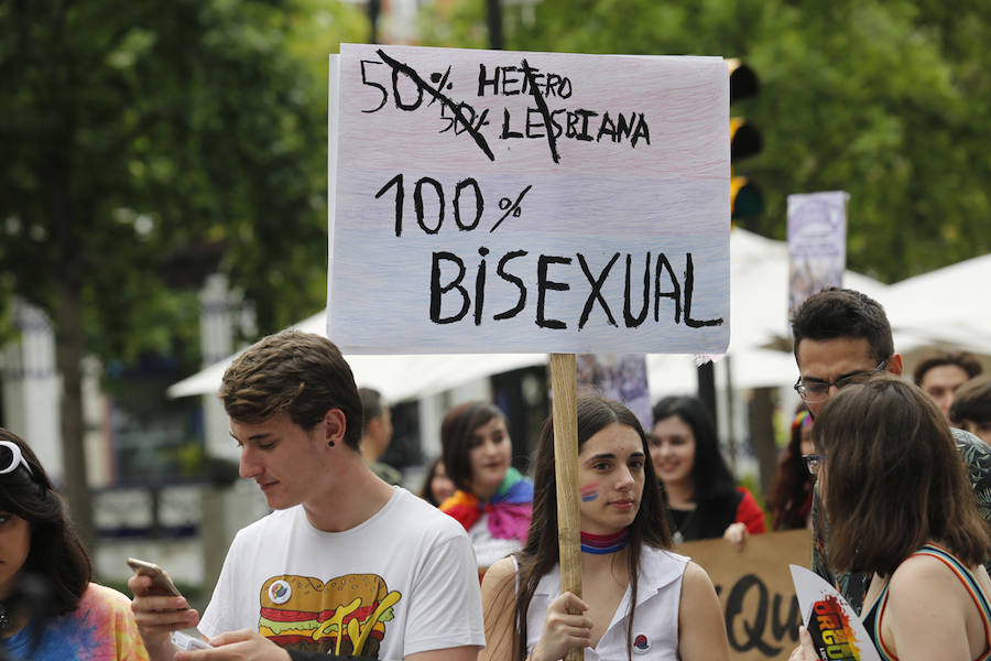 La ciudad acogió este sábado un multitudinario y colorido desfile en defensa de los derechos del colectivo LGTB