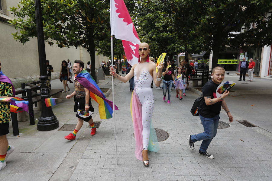 La ciudad acogió este sábado un multitudinario y colorido desfile en defensa de los derechos del colectivo LGTB