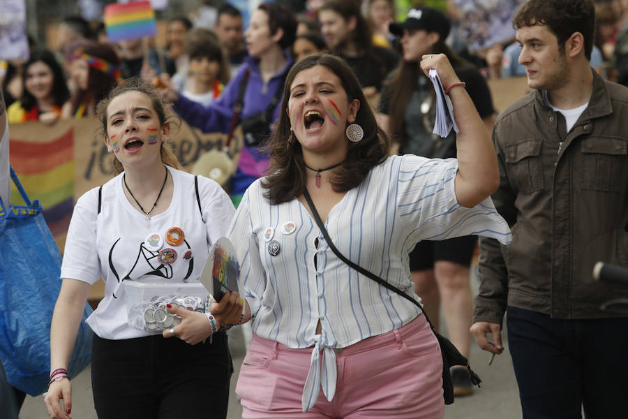 La ciudad acogió este sábado un multitudinario y colorido desfile en defensa de los derechos del colectivo LGTB