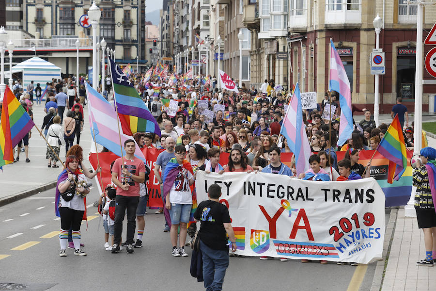 La ciudad acogió este sábado un multitudinario y colorido desfile en defensa de los derechos del colectivo LGTB