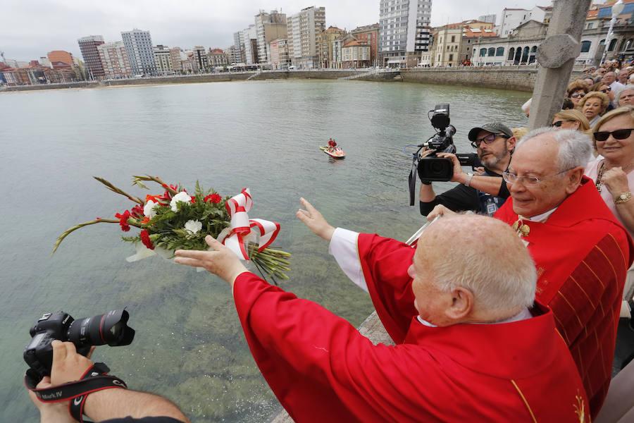 Bendición de las aguas en Gijón con motivo de las fiestas de San Pedro. 