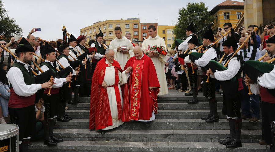 Bendición de las aguas en Gijón con motivo de las fiestas de San Pedro. 