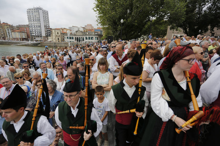 Bendición de las aguas en Gijón con motivo de las fiestas de San Pedro. 