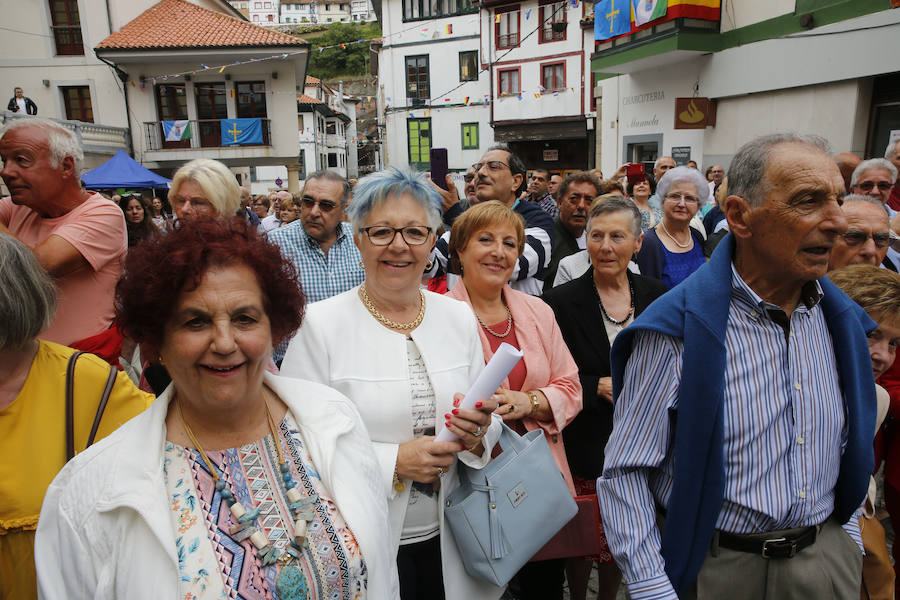 Cesáreo Marqués tomó la voz cantante y antes de comenzar su pregón quiso dedicar unas palabras al joven pixueto asesinado en las fiestas de La Florida en Oviedo. «Seguro que estarás escuchando L'Amuravela junto a San Pedro». Marqués pidio justicia, y paciencia a los vecinos por esta muerte injusta llena de rabia.