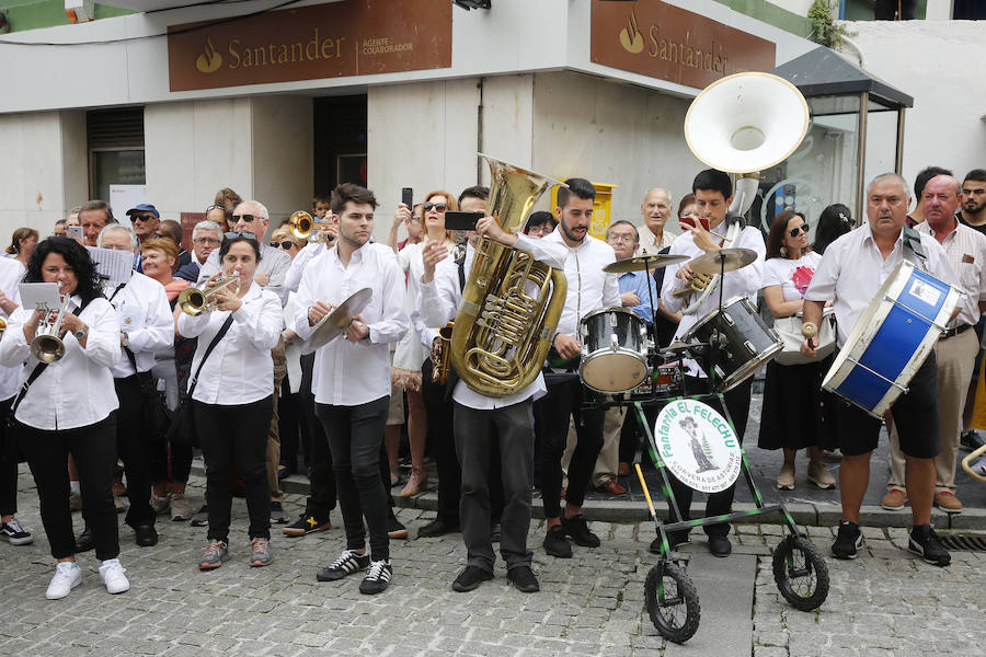 Cesáreo Marqués tomó la voz cantante y antes de comenzar su pregón quiso dedicar unas palabras al joven pixueto asesinado en las fiestas de La Florida en Oviedo. «Seguro que estarás escuchando L'Amuravela junto a San Pedro». Marqués pidio justicia, y paciencia a los vecinos por esta muerte injusta llena de rabia.