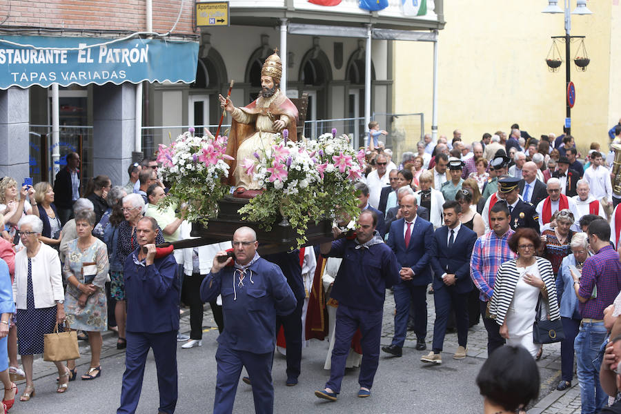 Cesáreo Marqués tomó la voz cantante y antes de comenzar su pregón quiso dedicar unas palabras al joven pixueto asesinado en las fiestas de La Florida en Oviedo. «Seguro que estarás escuchando L'Amuravela junto a San Pedro». Marqués pidio justicia, y paciencia a los vecinos por esta muerte injusta llena de rabia.