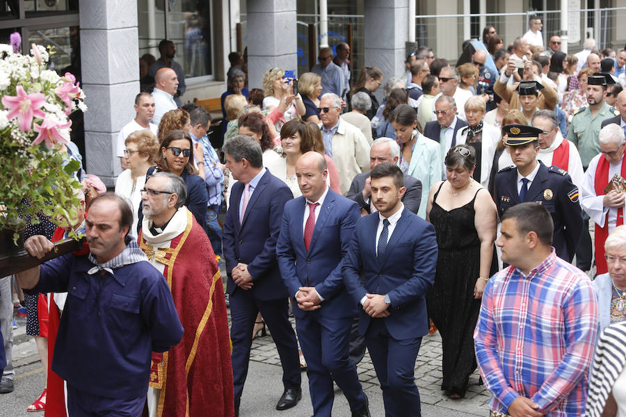 Cesáreo Marqués tomó la voz cantante y antes de comenzar su pregón quiso dedicar unas palabras al joven pixueto asesinado en las fiestas de La Florida en Oviedo. «Seguro que estarás escuchando L'Amuravela junto a San Pedro». Marqués pidio justicia, y paciencia a los vecinos por esta muerte injusta llena de rabia.