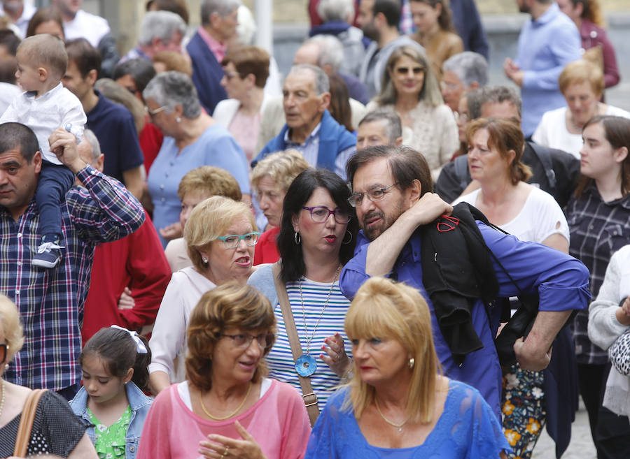 Cesáreo Marqués tomó la voz cantante y antes de comenzar su pregón quiso dedicar unas palabras al joven pixueto asesinado en las fiestas de La Florida en Oviedo. «Seguro que estarás escuchando L'Amuravela junto a San Pedro». Marqués pidio justicia, y paciencia a los vecinos por esta muerte injusta llena de rabia.