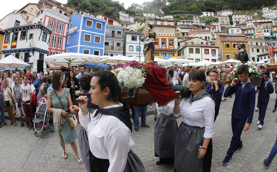 Cesáreo Marqués tomó la voz cantante y antes de comenzar su pregón quiso dedicar unas palabras al joven pixueto asesinado en las fiestas de La Florida en Oviedo. «Seguro que estarás escuchando L'Amuravela junto a San Pedro». Marqués pidio justicia, y paciencia a los vecinos por esta muerte injusta llena de rabia.