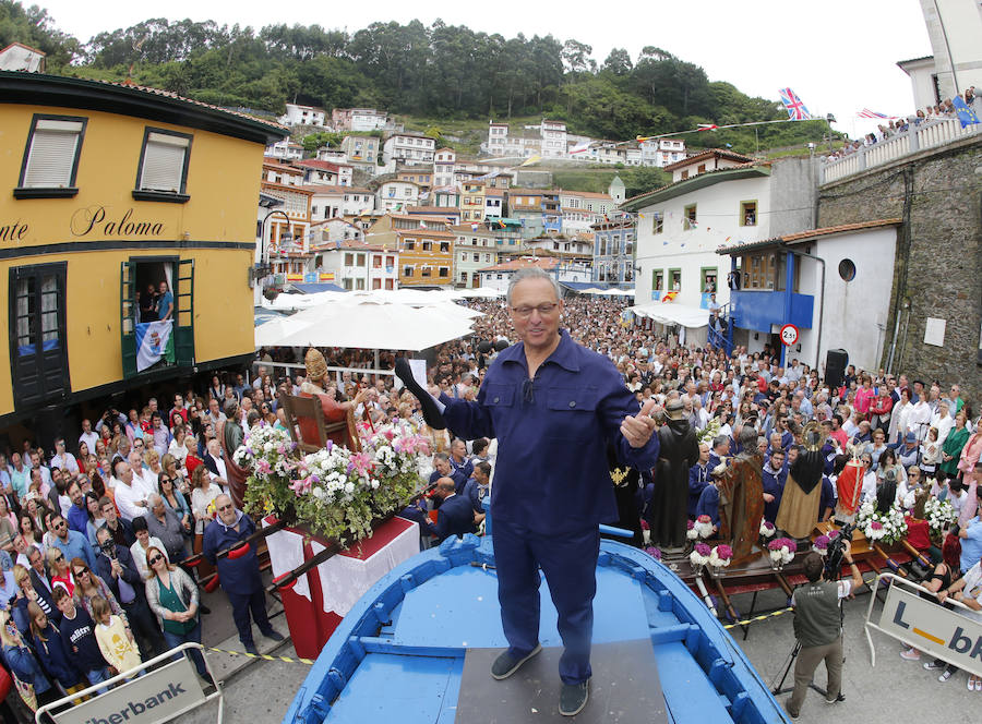 Cesáreo Marqués tomó la voz cantante y antes de comenzar su pregón quiso dedicar unas palabras al joven pixueto asesinado en las fiestas de La Florida en Oviedo. «Seguro que estarás escuchando L'Amuravela junto a San Pedro». Marqués pidio justicia, y paciencia a los vecinos por esta muerte injusta llena de rabia.