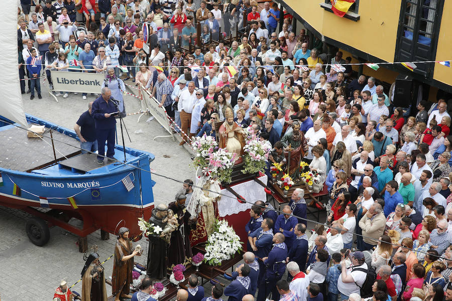 Cesáreo Marqués tomó la voz cantante y antes de comenzar su pregón quiso dedicar unas palabras al joven pixueto asesinado en las fiestas de La Florida en Oviedo. «Seguro que estarás escuchando L'Amuravela junto a San Pedro». Marqués pidio justicia, y paciencia a los vecinos por esta muerte injusta llena de rabia.