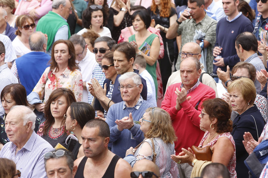 Cesáreo Marqués tomó la voz cantante y antes de comenzar su pregón quiso dedicar unas palabras al joven pixueto asesinado en las fiestas de La Florida en Oviedo. «Seguro que estarás escuchando L'Amuravela junto a San Pedro». Marqués pidio justicia, y paciencia a los vecinos por esta muerte injusta llena de rabia.