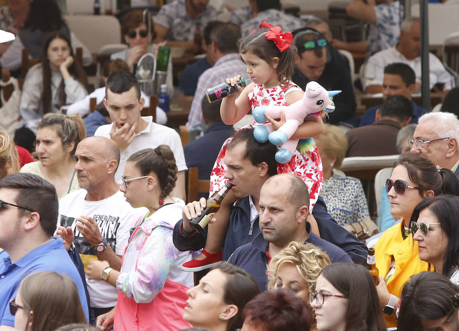 Cesáreo Marqués tomó la voz cantante y antes de comenzar su pregón quiso dedicar unas palabras al joven pixueto asesinado en las fiestas de La Florida en Oviedo. «Seguro que estarás escuchando L'Amuravela junto a San Pedro». Marqués pidio justicia, y paciencia a los vecinos por esta muerte injusta llena de rabia.