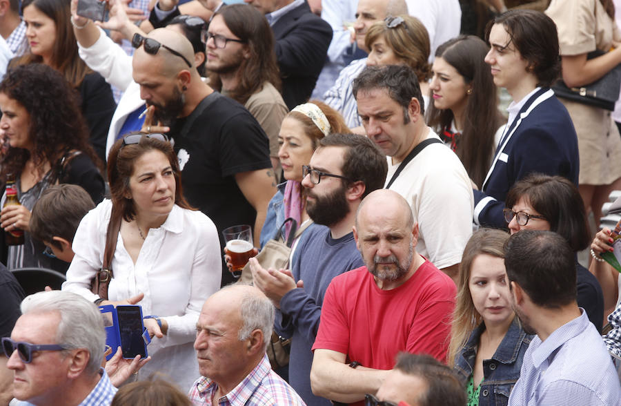 Cesáreo Marqués tomó la voz cantante y antes de comenzar su pregón quiso dedicar unas palabras al joven pixueto asesinado en las fiestas de La Florida en Oviedo. «Seguro que estarás escuchando L'Amuravela junto a San Pedro». Marqués pidio justicia, y paciencia a los vecinos por esta muerte injusta llena de rabia.