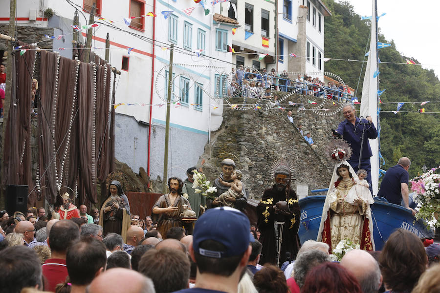 Cesáreo Marqués tomó la voz cantante y antes de comenzar su pregón quiso dedicar unas palabras al joven pixueto asesinado en las fiestas de La Florida en Oviedo. «Seguro que estarás escuchando L'Amuravela junto a San Pedro». Marqués pidio justicia, y paciencia a los vecinos por esta muerte injusta llena de rabia.