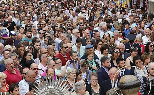 Vídeo: emotivo minuto de silencio por el joven pixueto fallecido en Oviedo