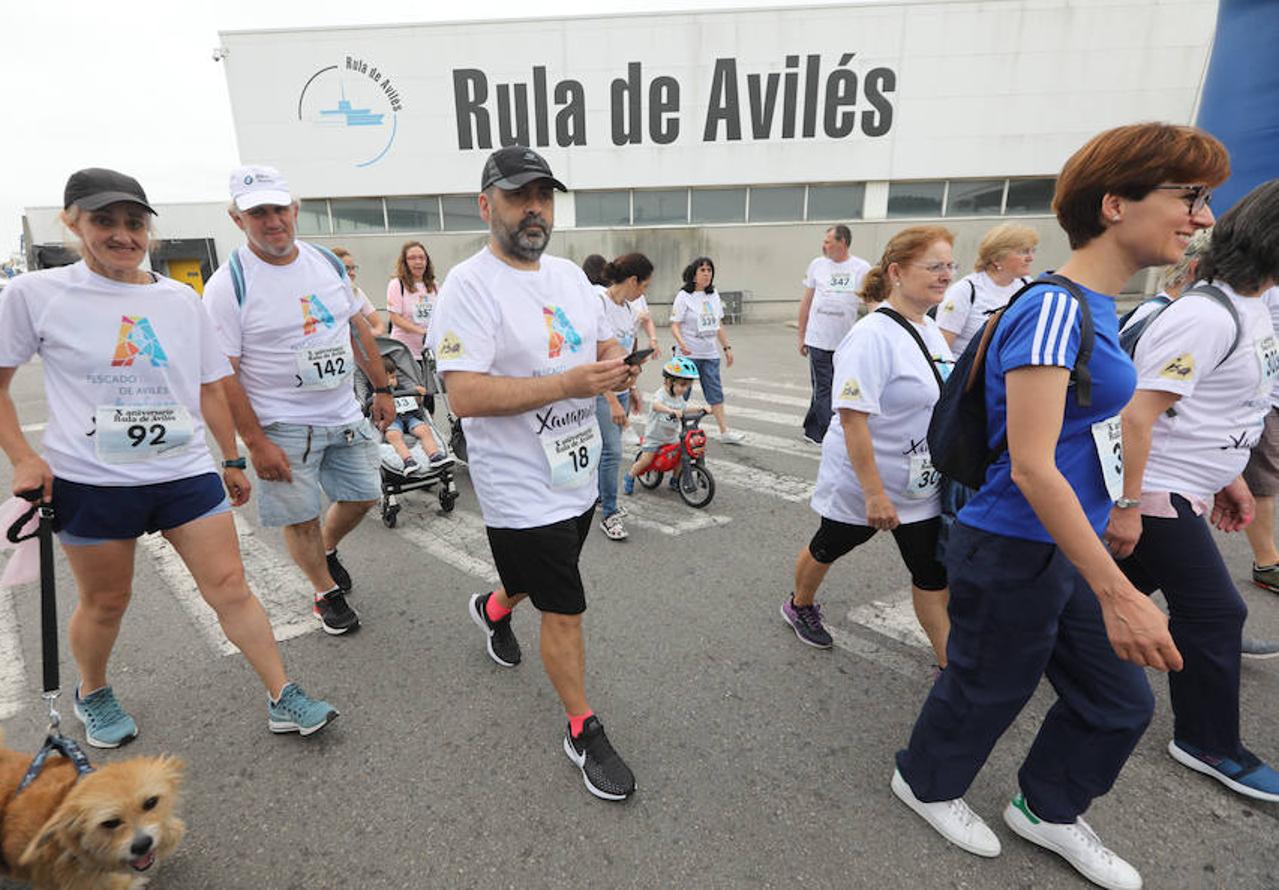 Doscientas personas participan en una original prueba solidaria en las instalaciones pesqueras en beneficio de la niña avilesina Xana, afectada de una enfermedad cerebral