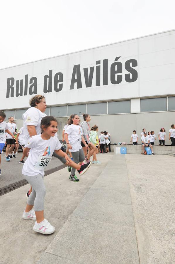 Doscientas personas participan en una original prueba solidaria en las instalaciones pesqueras en beneficio de la niña avilesina Xana, afectada de una enfermedad cerebral