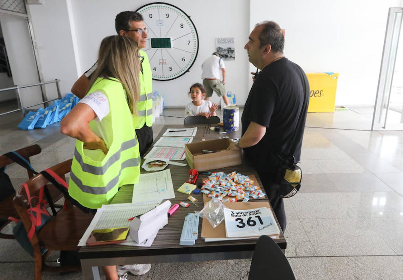 Doscientas personas participan en una original prueba solidaria en las instalaciones pesqueras en beneficio de la niña avilesina Xana, afectada de una enfermedad cerebral