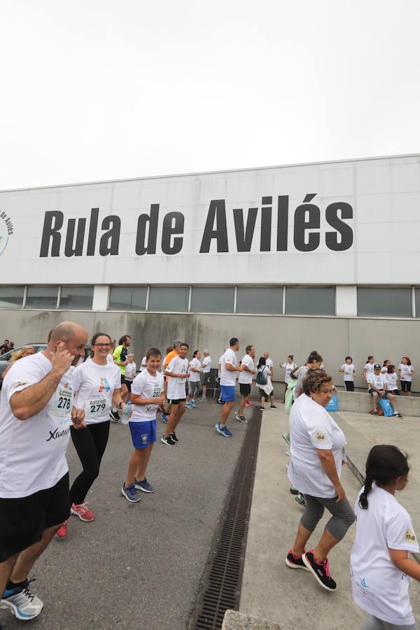 Doscientas personas participan en una original prueba solidaria en las instalaciones pesqueras en beneficio de la niña avilesina Xana, afectada de una enfermedad cerebral