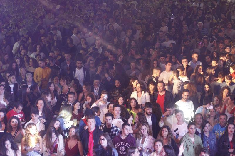 Un año más, Castiello consigue reunir a multitud de jóvenes dispuestos a pasar una noche entregada a la fiesta.