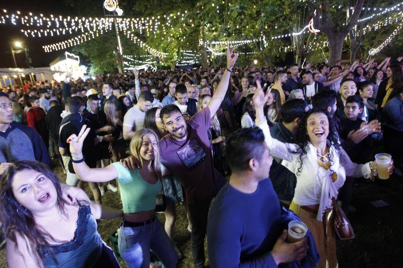 Un año más, Castiello consigue reunir a multitud de jóvenes dispuestos a pasar una noche entregada a la fiesta.