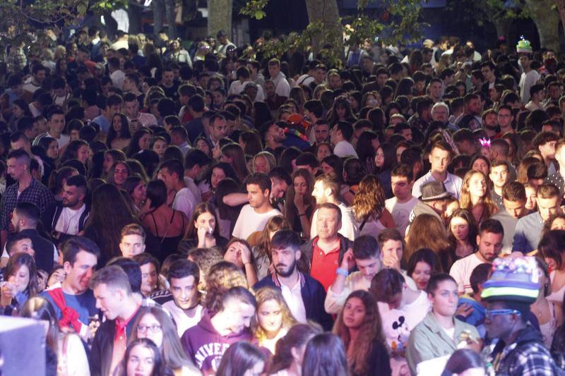 Un año más, Castiello consigue reunir a multitud de jóvenes dispuestos a pasar una noche entregada a la fiesta.