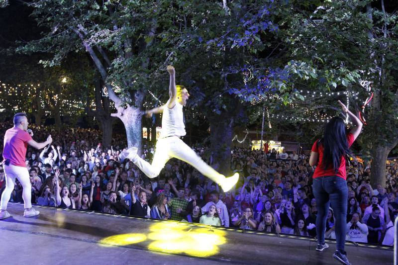 Un año más, Castiello consigue reunir a multitud de jóvenes dispuestos a pasar una noche entregada a la fiesta.