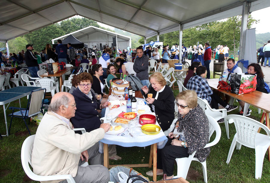 Multitudinaria misa en El Naranco, Oviedo. 