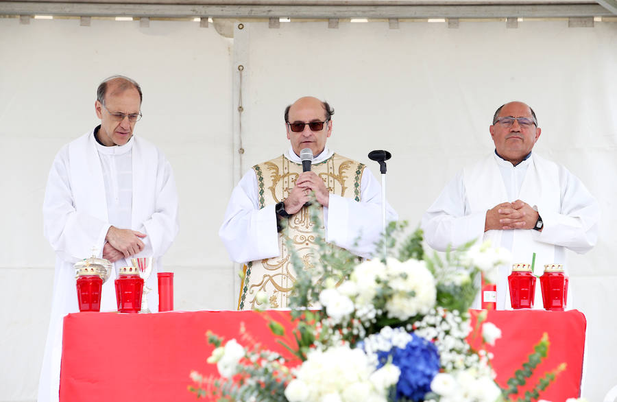 Multitudinaria misa en El Naranco, Oviedo. 