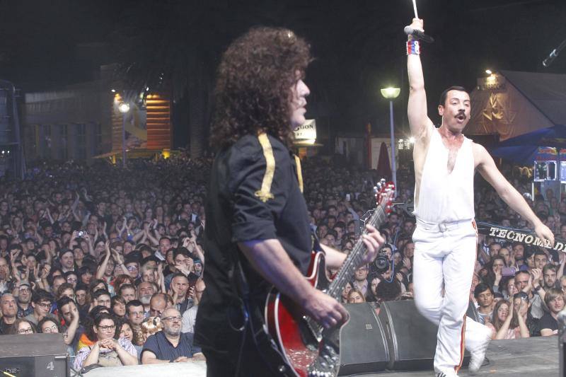 La banda tributo Remember Queen deleitó a los seguidores de la banda británica. El público coreó los clásicos del grupo en una animada celebración