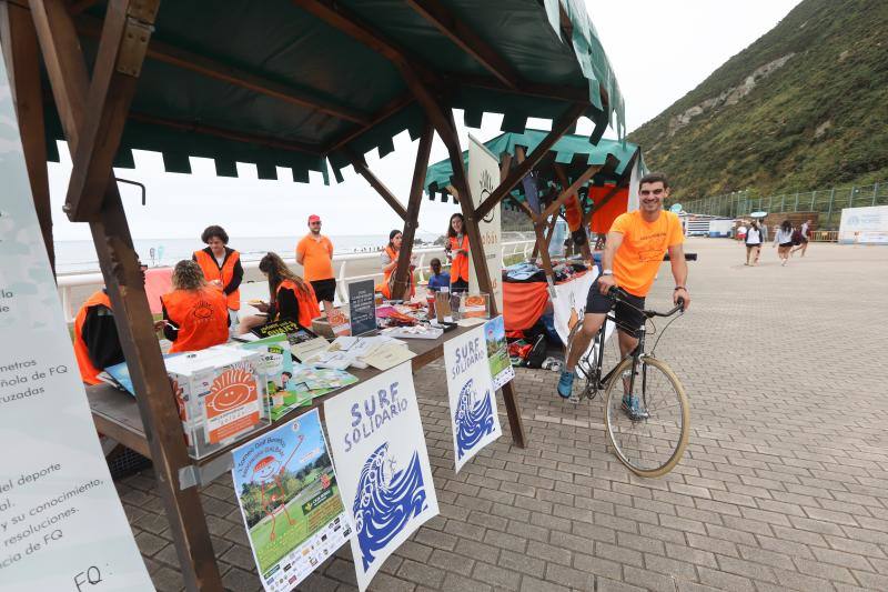 Más de ochenta niños y niñas con discapacidad o en riesgo de exclusión participaron en una jornada surfera para concienciar sobre el cuidado de las playas