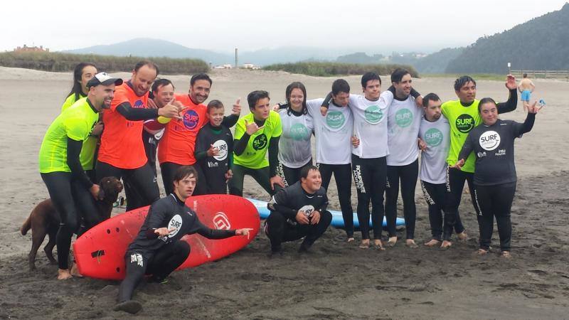 Más de ochenta niños y niñas con discapacidad o en riesgo de exclusión participaron en una jornada surfera para concienciar sobre el cuidado de las playas
