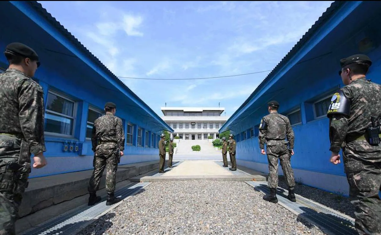 Soldados surcoreanos (en primer término) y guardias norcoreanos (detrás) en la Zona Desmilitarizada que divide ambos países.