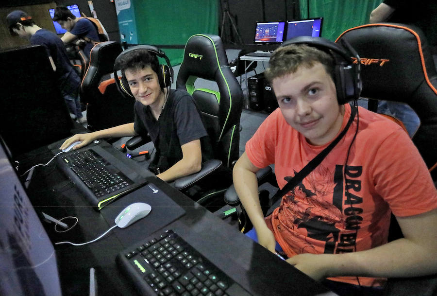 Fortnite, Overwatch o League of Legends son algunos de los juegos que se pueden probar en el pabellón Liberbank del recinto ferial y que están haciendo las delicias entre los visitantes a Metrópoli.