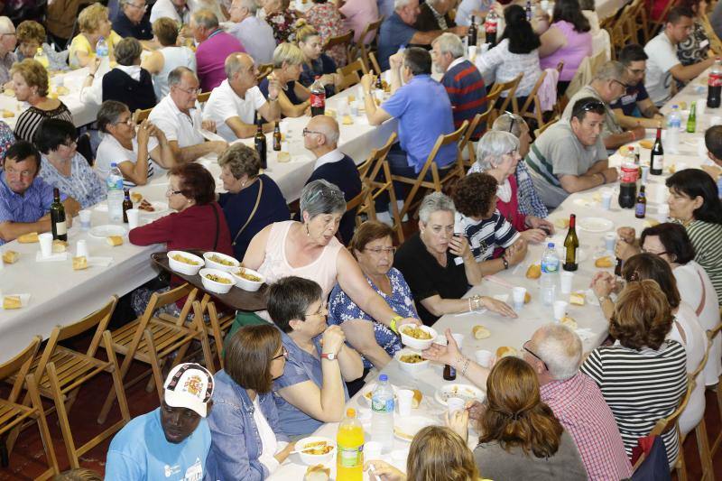 Cáritas Ribadedeva celebra en Colombres una comida para recaudar fondos que este año irán a la Fundación Don Orione | Los asistentes degustaron dos grandes paellas mientras colaboraban para alimentar a niños y ancianos de la ciudad de Barquisimeto 