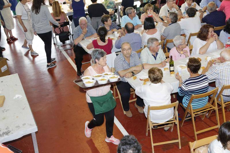 Cáritas Ribadedeva celebra en Colombres una comida para recaudar fondos que este año irán a la Fundación Don Orione | Los asistentes degustaron dos grandes paellas mientras colaboraban para alimentar a niños y ancianos de la ciudad de Barquisimeto 