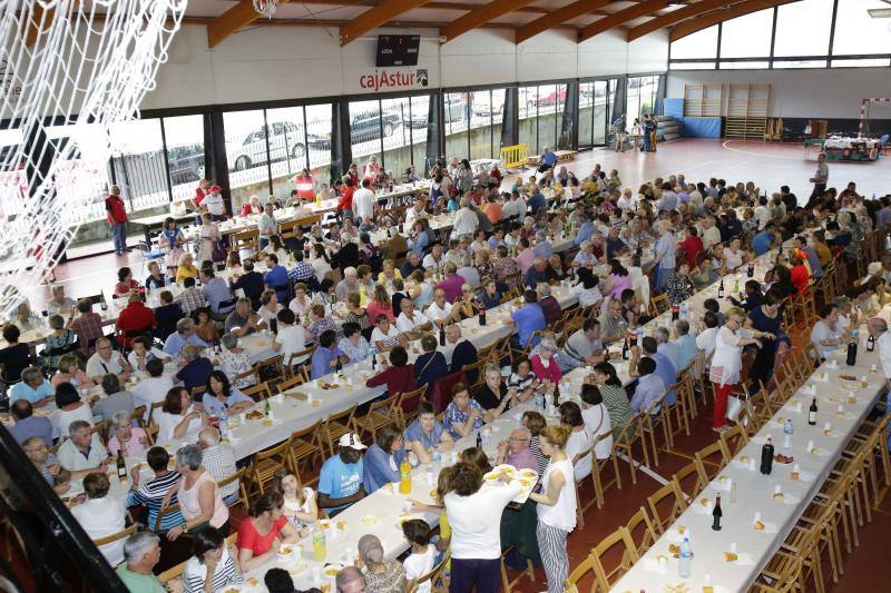 Cáritas Ribadedeva celebra en Colombres una comida para recaudar fondos que este año irán a la Fundación Don Orione | Los asistentes degustaron dos grandes paellas mientras colaboraban para alimentar a niños y ancianos de la ciudad de Barquisimeto 