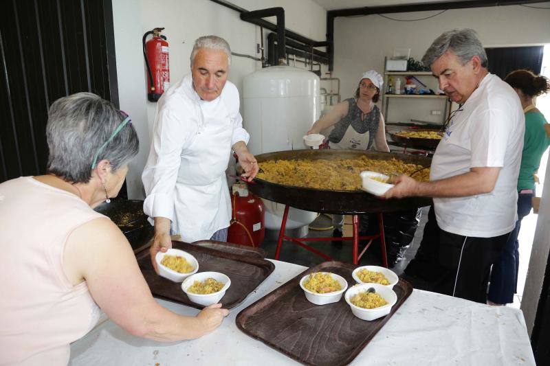 Cáritas Ribadedeva celebra en Colombres una comida para recaudar fondos que este año irán a la Fundación Don Orione | Los asistentes degustaron dos grandes paellas mientras colaboraban para alimentar a niños y ancianos de la ciudad de Barquisimeto 