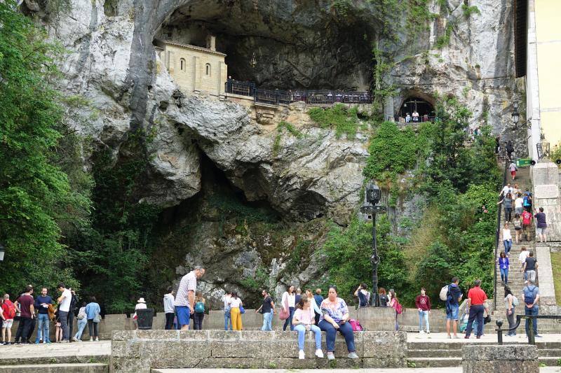 La densa niebla en los Lagos hizo que la mayoría de turistas optaran por quedarse en Covadonga, aun así hubo valientes que se decidieron a subir igualmente