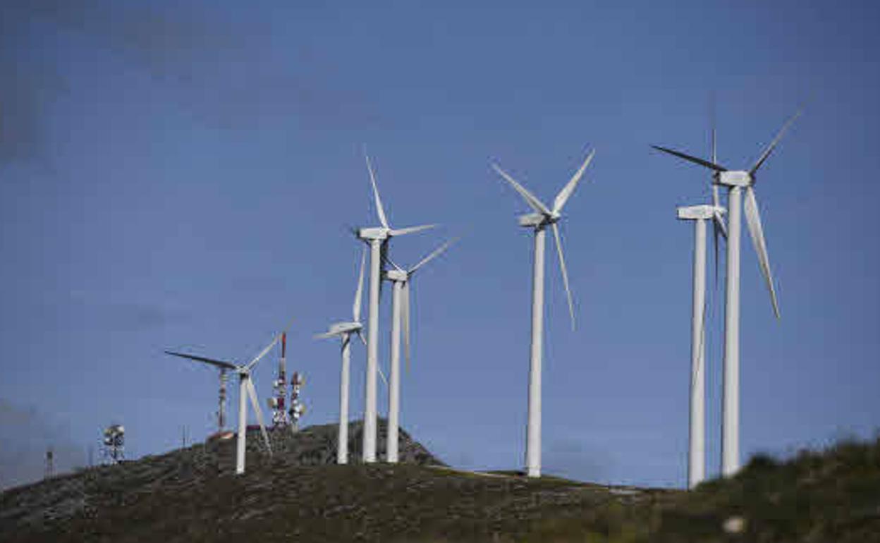 Repsol anuncia la construcción de dos parques eólicos y uno solar en España